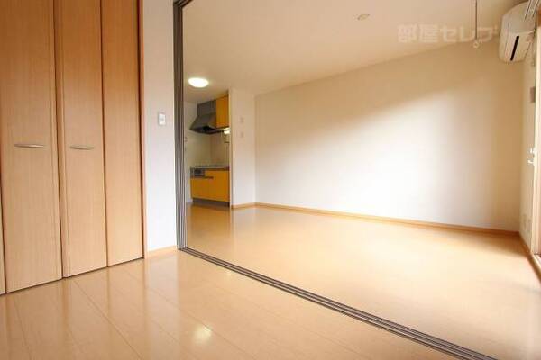 仕切りの戸を閉めれば二部屋に。