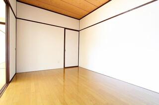 西側の居室には収納が2箇所あります。
