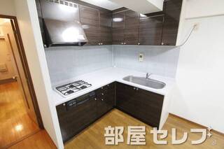 Ｌの字型システムキッチン。モデル写真です。
