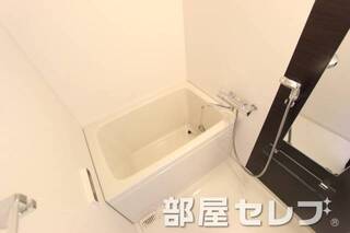 足が伸ばせる広めのお風呂です。