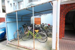 屋根付きの駐輪場です。