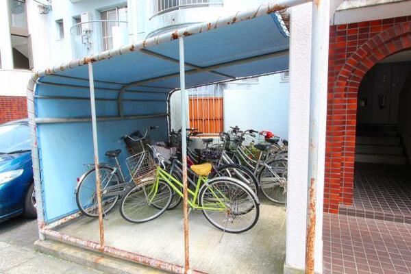 屋根付きの駐輪場です。