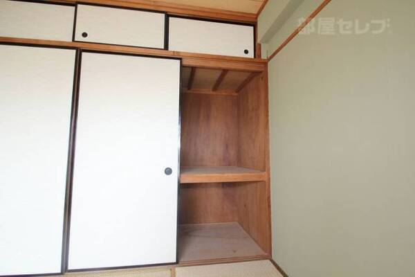 奥行きある収納です