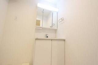 洗面台は三面鏡です