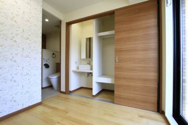 階数により壁紙のデザインが異なります