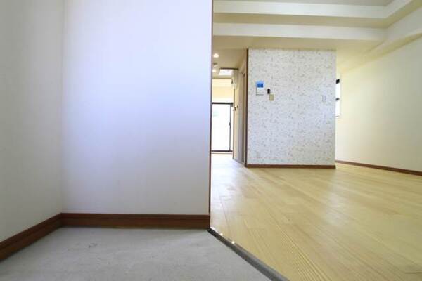 階数により壁紙のデザインが異なります