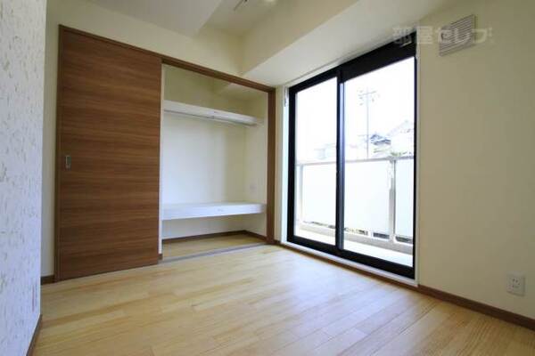 階数により壁紙のデザインが異なります