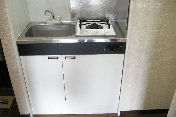 シンプルなキッチン。
