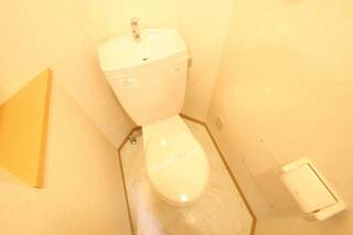 トイレにはたくさんの収納棚があります。