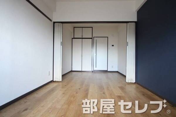 アクセントクロスがお洒落ですよ。他号室の写真です。
