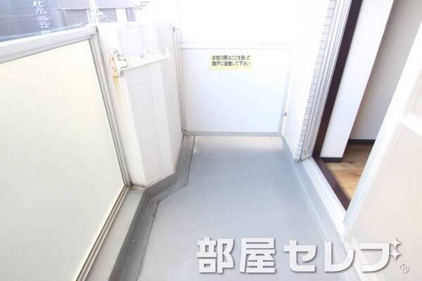 ワイドなバルコニーです。　他号室の写真です。
