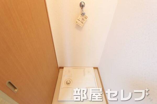 キレイな室内洗濯機置き場です。他号室の写真です。
