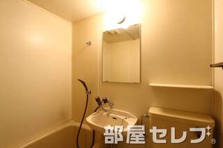 洗面台には鏡が付いています