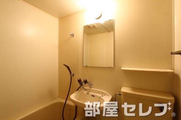 洗面台には鏡が付いています