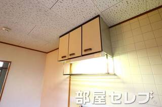 キッチンの上には天吊の収納棚があります