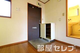 シューズボックスの付いた玄関スペースです