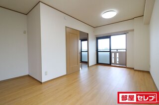リビングルームのパノラマ写真です