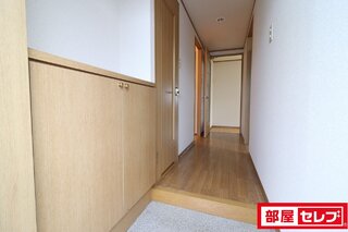 玄関（下駄箱あり）からの写真です
