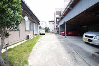 裏側に駐車場があります。