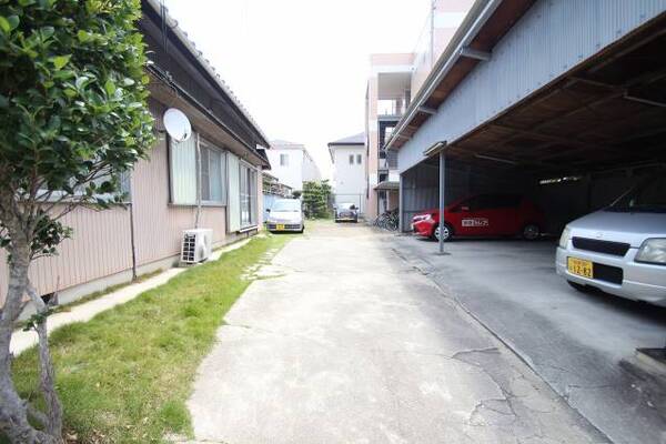裏側に駐車場があります。