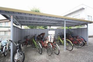 屋根付きの駐輪場があります。