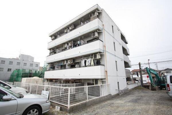 落ち着いた外観の耐震建物です。