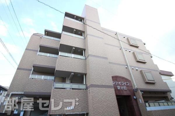 タイル貼りの立派な外観です。