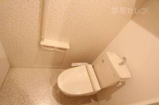 温水洗浄便座が設備として備わります。