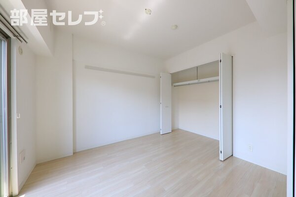 5.8帖の洋間です
