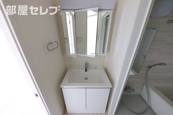 洗面台は三面鏡です