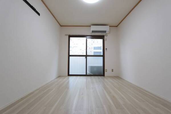 爽やかな印象の居室内です