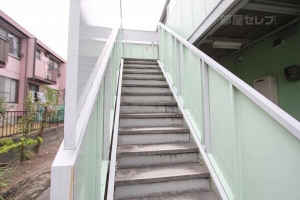 2階へ続く階段です