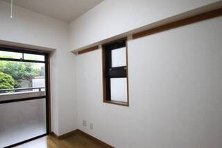 小窓からも光が入ります。101号室の写真です。