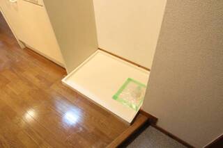 玄関すぐの洗濯機置場です。101号室の写真です。