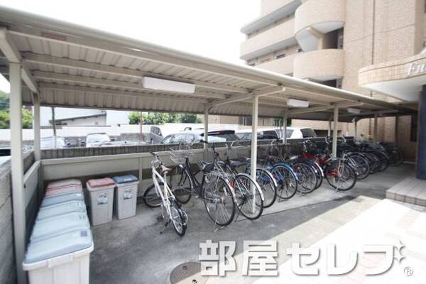 駐輪場。