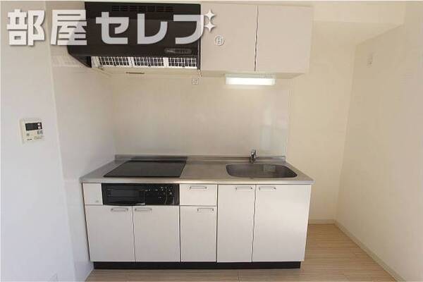 3口IHヒーターとグリルのついたシステムキッチンです