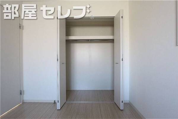 パイプハンガー付きの収納スペースです