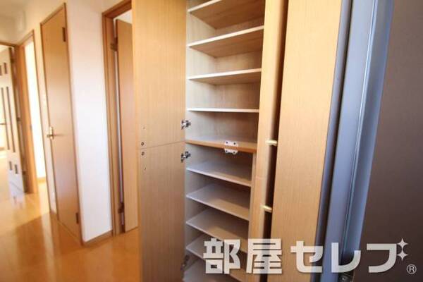 たっぷりの収納量のシューズボックス　イメージ写真