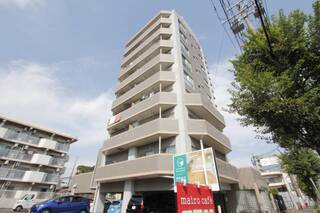 タイル貼りの9階建てマンション。