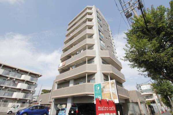 タイル貼りの9階建てマンション。