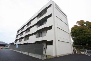 白く綺麗に塗り直された建物です。
