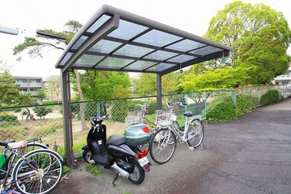 屋根付きの駐輪場です。