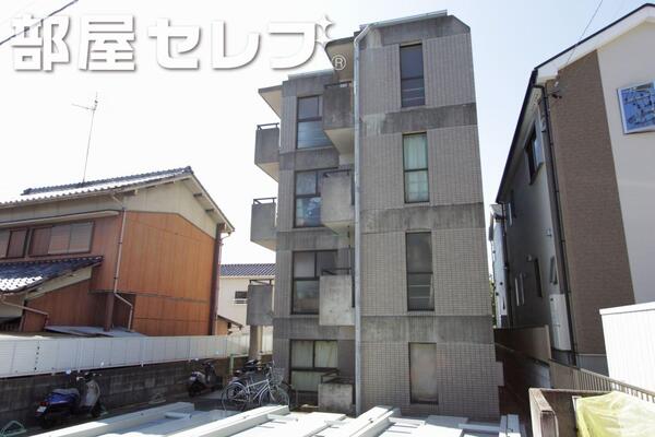 4階建てのマンション。