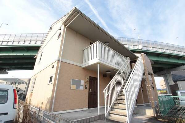 高速脇に聳え立つ綺麗な建物です。