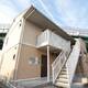 高速脇に聳え立つ綺麗な建物です。