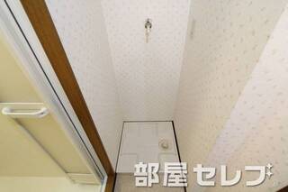 洗濯機置場はこちらへ。