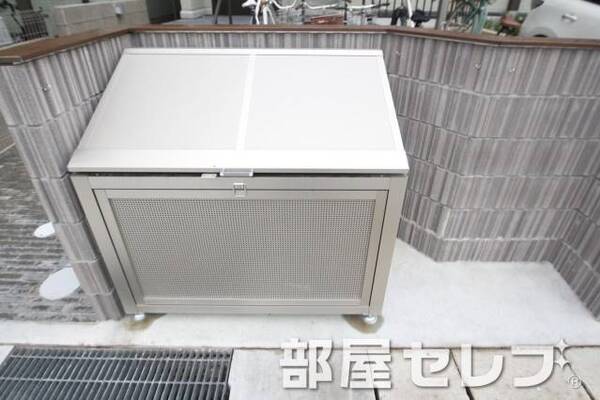 敷地内ゴミ置き場。