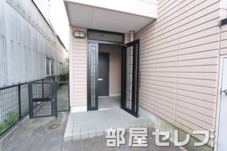 建物の入口になります。