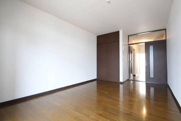 広々したお部屋で生活しやすいですね。103号室の写真です。