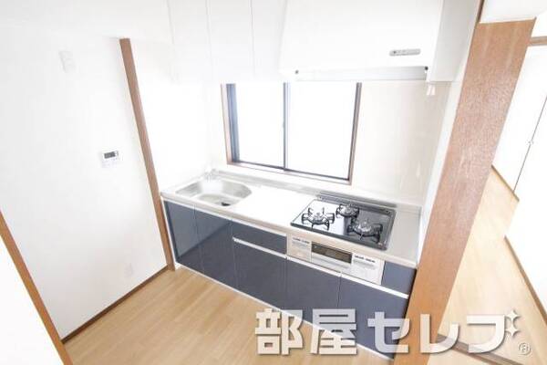 3口コンロ付システムキッチン。